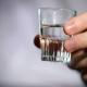 Спирт у воду чи навпаки: як правильно розводити спирт водою в домашніх умовах