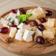 كيفية قطع الجبن بشكل صحيح من العفن