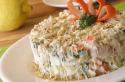 Salad dengan stik kepiting - disiapkan sesuai resep terverifikasi