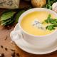 Würziges Gemüsekraut: Kartoffelpüree-Suppe mit Käse