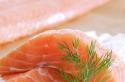 Cara memberi garam pada salmon merah muda di rumah