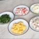 Leckerer Salat mit Tintenfisch, Ei und Gurke
